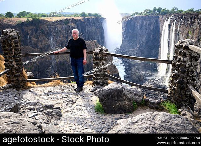 02 November 2023, Zambia, Livingstone: German President Frank-Walter Steinmeier visits the Victoria Falls on the border between Zambia and Zimbabwe