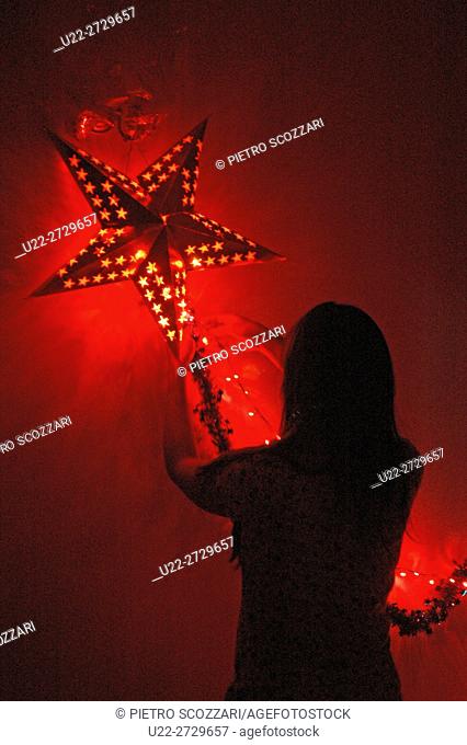 A woman settig Christmas decorations at her home
