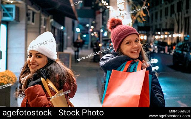 Women on Christmas shopping tour in New York - travel photography