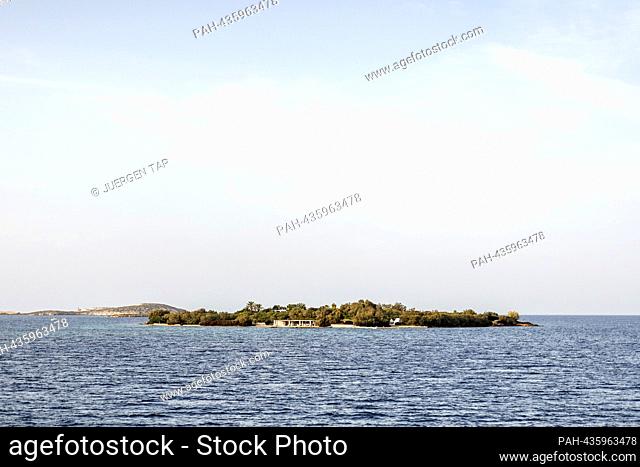 Paros, Greece 2023, little island next to Antiparos, Antiparos Island, Greece - Cyclades isle of Antiparos, Revmatonisi. - Antiparous/Griechenland