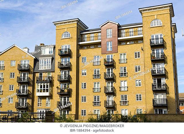 Riverside House Apartments from Bridge Street, from A327, Reading, Berkshire, England, United Kingdom, Europe