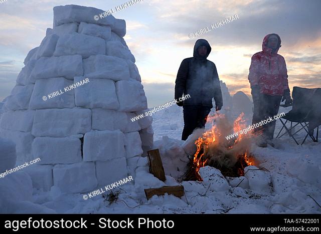 RUSSIA, NOVOSIBIRSK - FEBRUARY 18, 2023: People take part in an igloo building competition at the Igloo 2023 Eskimo Town winter festival in U Morya Obskogo [By...
