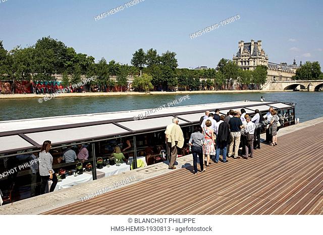 France, Paris, area listed as World Heritage by UNESCO, Banks of the Seine Port des Invalides, pedestrian Banks of the Seine