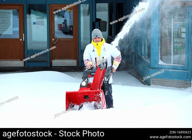 Tief eingeschneit war der Feldberg am frühen Sonntagmorgen, ein Mann bedient eine Schneefräse,  Starker Wintereinbruch im Landkreis-Breisgau Hochschwarzwald