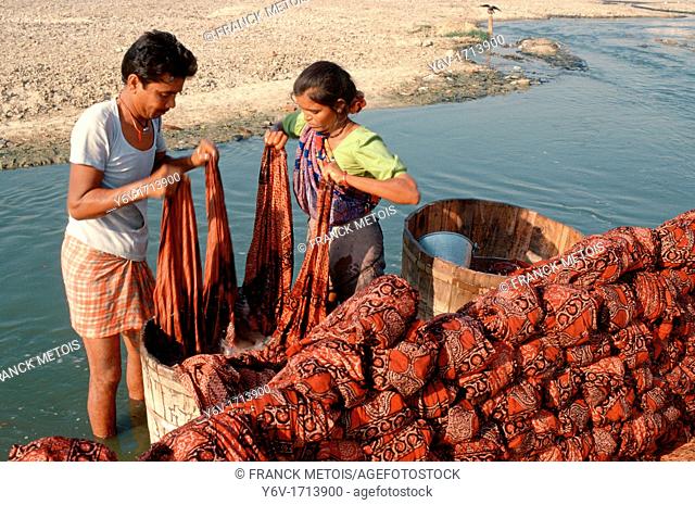Dyers working on the shore of the Sabarmati river. Ahmedabad, India