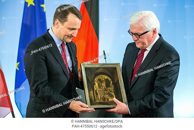BuGerman Foreign Minister Frank-Walter Steinmeier (SPD, R) and his Polish colleague Radoslaw Sikorski pose with the painting 'Palace Steps' by Francesco Guardi...