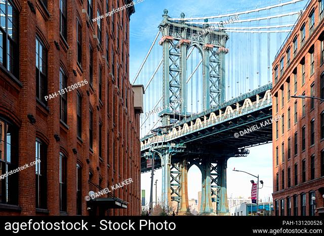 USA: The Manhattan Bridge, framing the Empire State Building beneath, as seen from Washington Street..Photo from 08. December 2019. | usage worldwide