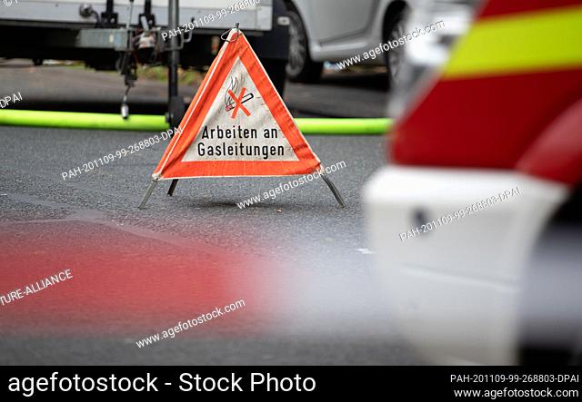 09 November 2020, Lower Saxony, Osnabrück: ""Working on gas lines"" is written on the stand at a barrier. According to the police