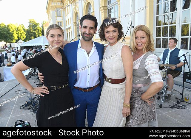 19 July 2022, Bavaria, Oberschleißheim: Rosenheim Cops actors Sarah Thonig (l-r) Paul Brusa, Sophie Melbinger and Karin Thaler attend the summer reception of...
