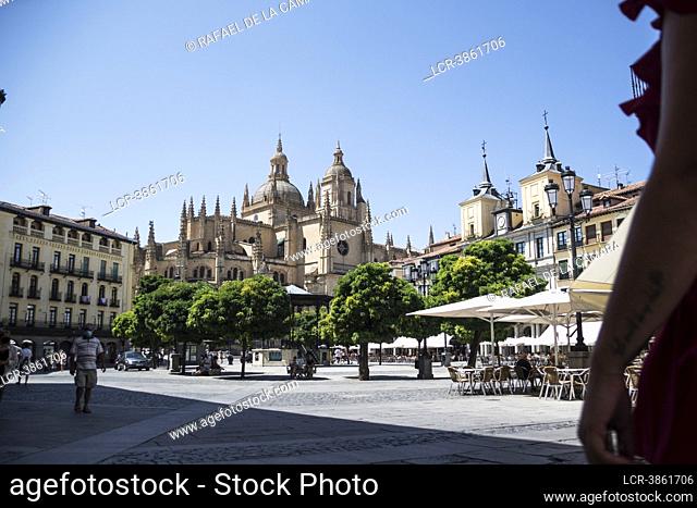 PLAZA MAYOR OF SEGOVIA IS LOCATED IN THE OLD PART OF THE CITY OF SEGOVIA. COMMUNITY OF CASTILLA AND LEON, SPAIN. TYPICAL MAIN SQUARE IN WHICH THERE ARE...