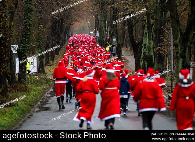 10 December 2023, Brandenburg, Michendorf: Participants run through Michendorf in St. Nicholas costumes at the St. Nicholas Run