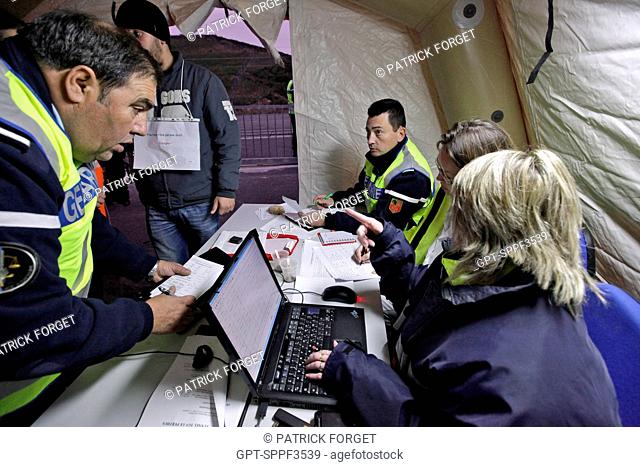 COUNTING THE VICTIMS DURING TRIAGE AT THE ADVANCED MEDICAL POST, GENDARMES, DOCTORS AND FIREFIGHTERS WORKING TOGETHER, TGV HIGH-SPEED TRAIN EVACUATION EXERCISE...