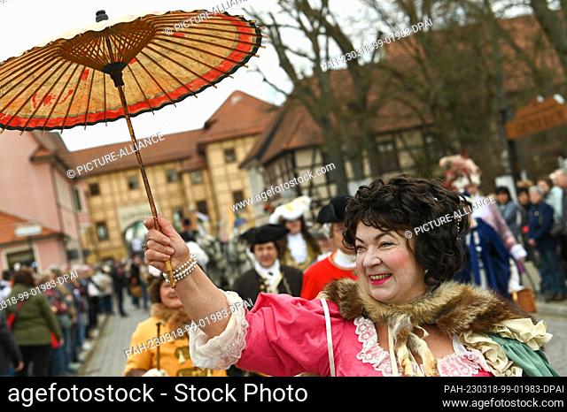 18 March 2023, Saxony-Anhalt, Wörlitz: A performer in historical garb during the parade for the Spring Awakening in Wörlitz