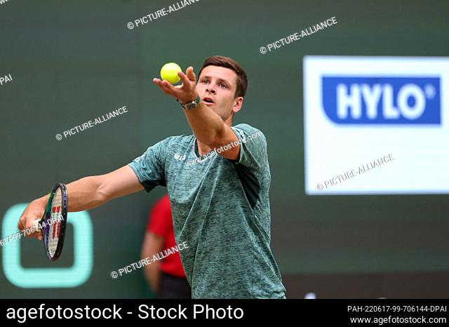 17 June 2022, North Rhine-Westphalia, Halle: Tennis: ATP Tour Singles, Men, Quarterfinals, Hurkacz (Poland) - Auger-Aliassime (Canada)