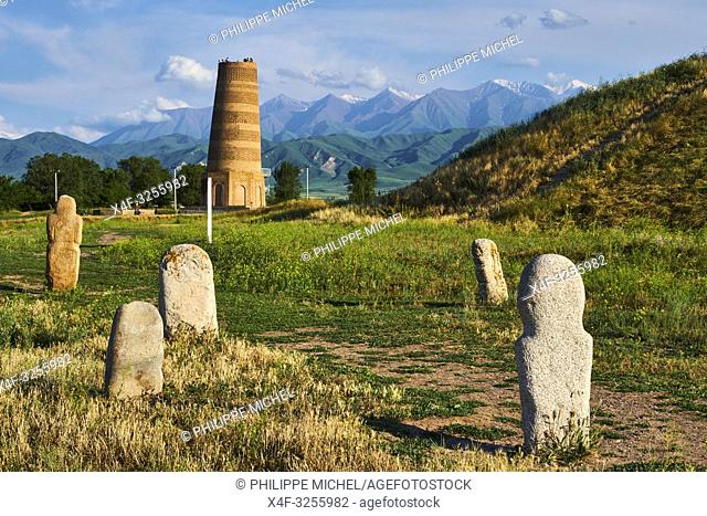 Kirghizistan, province de Chuy, la tour de Bourana et des balbals, stèles en pierre sur le site archéologique de l'ancienne ville de Balasagun / Kyrgyzstan