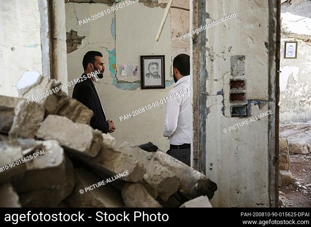 10 August 2020, Syria, Idlib City: Visitors tour an exhibition set up by Syrian artist Rami Abd al-Haq at one of the damaged houses in Idlib