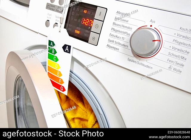Moderne Waschmaschine mit Ökolabel, das die Effizienzklasse A zeigt