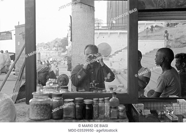 Italian photographer Mario De Biasi working during his Indian journey. Varanasi, 1965