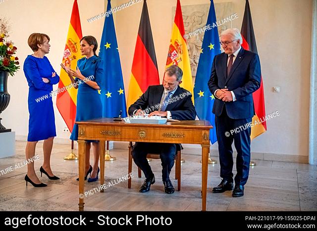 17 October 2022, Berlin: German President Frank-Walter Steinmeier (r) and his wife Elke Büdenbender (l) stand next to King Felipe VI and Queen Letizia of Spain...