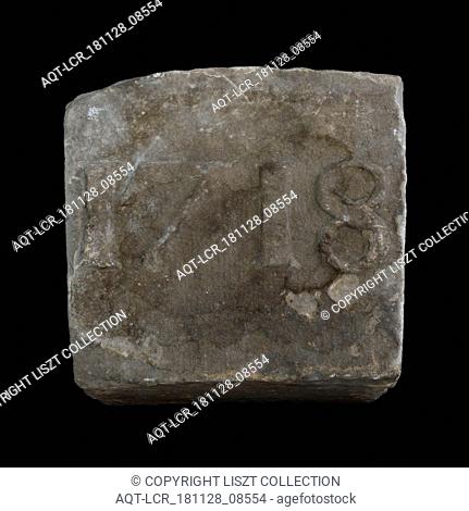 Keystone with date 1718, keystone building block building component sandstone stone, minced In high relief: 1718 Koedood Barendrecht Rotterdam From the bar of...