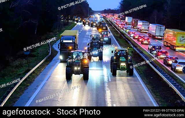 21 December 2023, Lower Saxony, Soltau: Farmers drive their tractors on highway 7 between Soltau and Hanover. The reason for this is the German government's...
