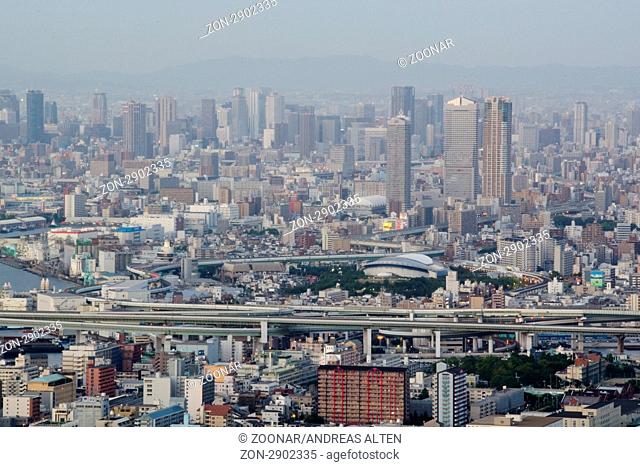 Stadtbild von Osaka in Japan mit vielen Hochhäusern und Straßen / Skyline of Osaka City in Japan with lots of skyscrapers and streets