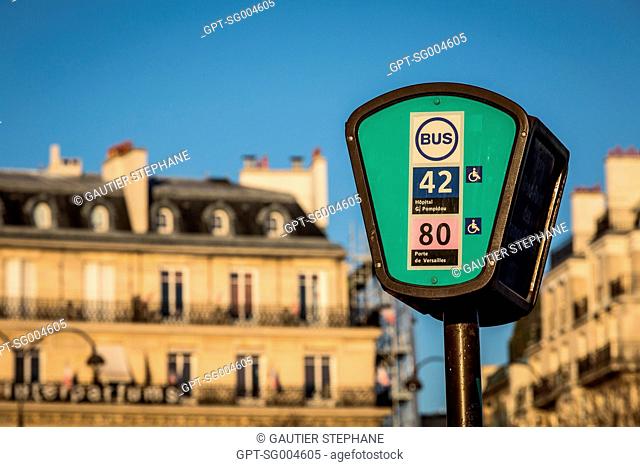 BUS STOP, TRAFFIC CIRCLE ON THE CHAMPS ELYSEES PARIS (75), FRANCE