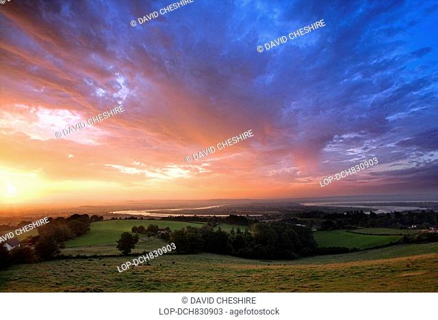 England, Gloucestershire, Newnham, Sunrise over the River Severn Horseshoe in the village of Newnham