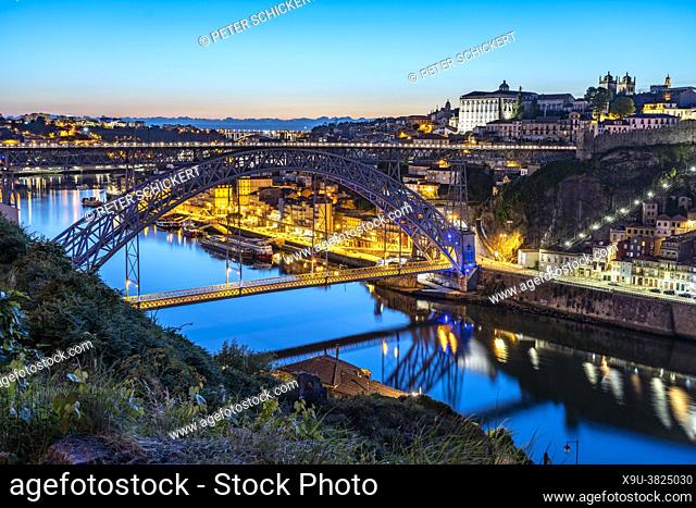 Brücke Ponte Dom Luís I über den Fluss Douro und die Altstadt von Porto in der Abenddämmerung, Portugal, Europa | Dom Luís I Bridge over Douro river and the...
