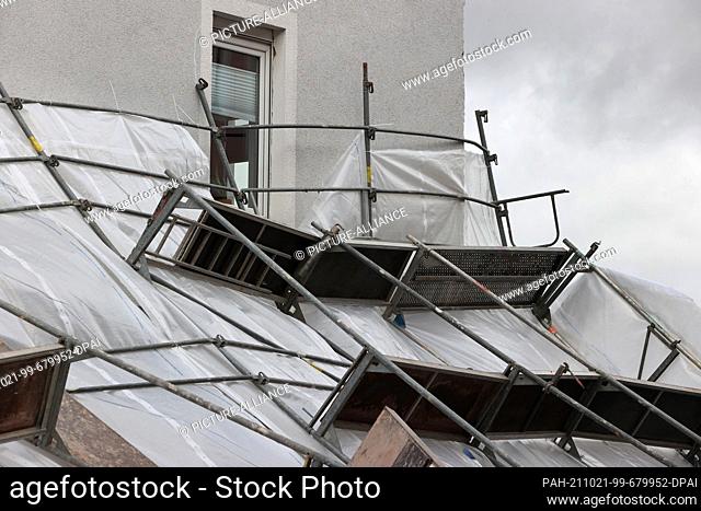 21 October 2021, Bavaria, Würzburg: Scaffolding blown over by the storm leans against the building of a Red Cross rescue control centre