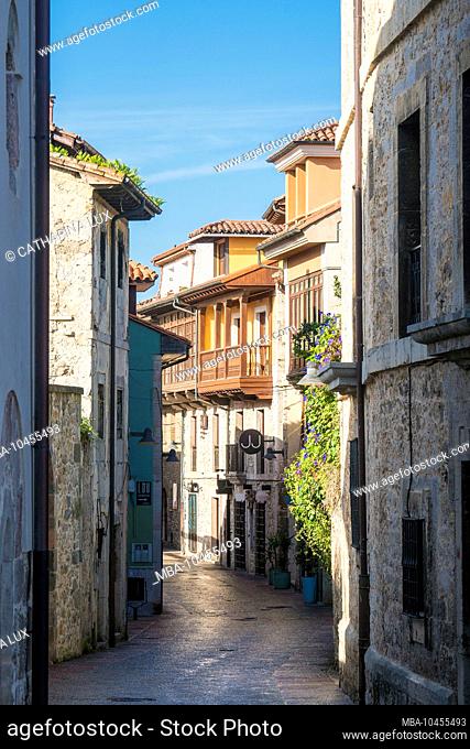 Spain, Asturias, Llanes, historic old town, alley