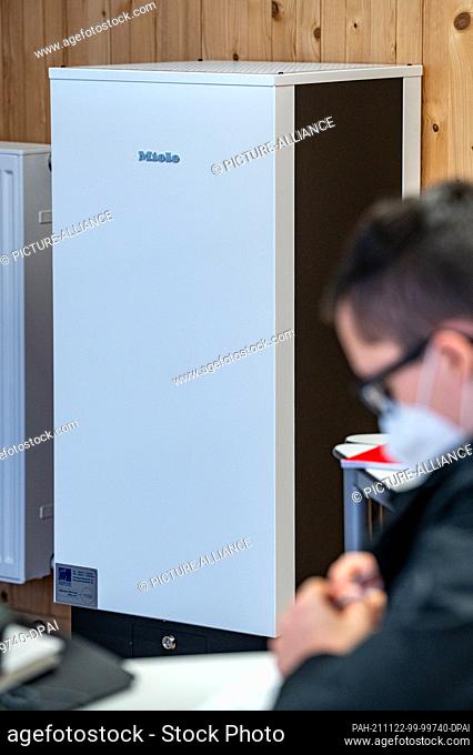 16 November 2021, Bavaria, Straubing: An air filtration unit stands in a classroom at the Anton Bruckner Gymnasium. Photo: Armin Weigel/dpa