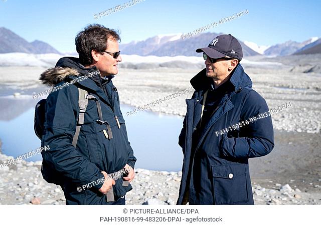 15 August 2019, Canada, Pond Inlet: Federal Foreign Minister Heiko Maas (r, SPD) talks to Markus Rex, climate researcher at the Alfred Wegener Institute