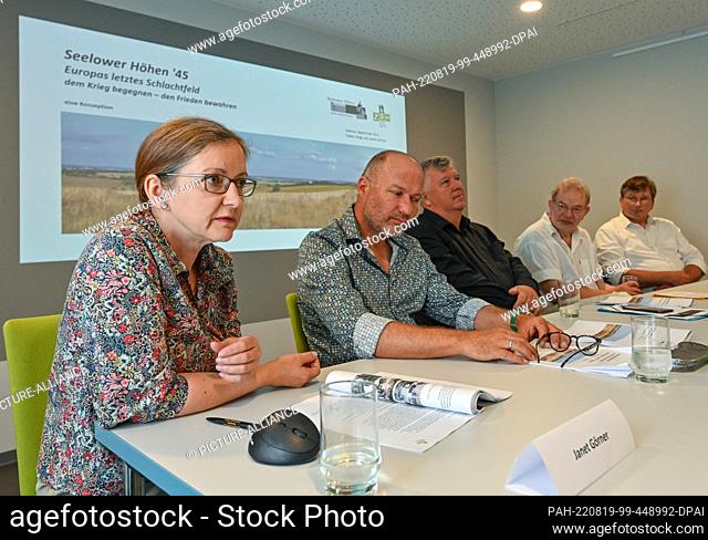 19 August 2022, Brandenburg, Seelow: At a press conference, Janet Görner (l-r), exhibition architect, Tobias Voigt, Chairman of Zeitreise Seelower Höhen e