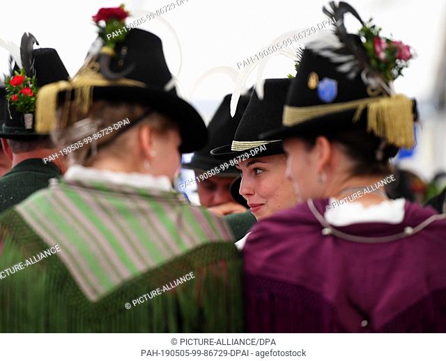 05 May 2019, Bavaria, Benediktbeuern: Marketers sit at a table on the patronage day of the Bavarian mountain marksmen. Photo: Angelika Warmuth/dpa