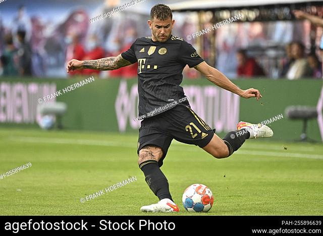 Lucas HERNANDEZ (FC Bayern Munich), action, single action, single image, cut out, whole body shot, whole figure soccer 1st Bundesliga, 4th matchday, matchday04