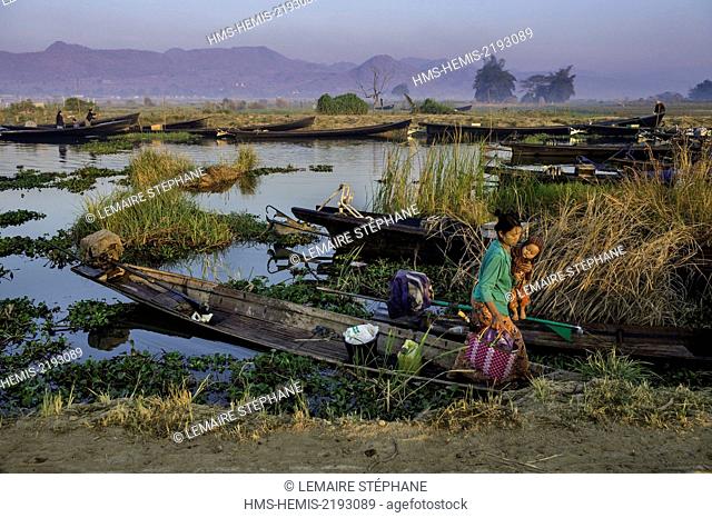 Myanmar (Burma), Shan state, Pao's tribe, Sagar lake, Sagar (Samkar Inlay), local people are coming by boat