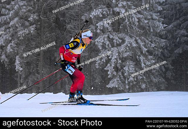 07 January 2022, Thuringia, Oberhof: Biathlon: World Cup, Sprint 7.5 km women. Marte Olsbu Roeiseland from Norway on the track