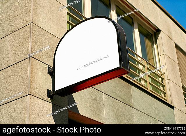 Halbrundes Schild als Mock-Up Template für Logo Design von Restaurant oder Café an Gebäude
