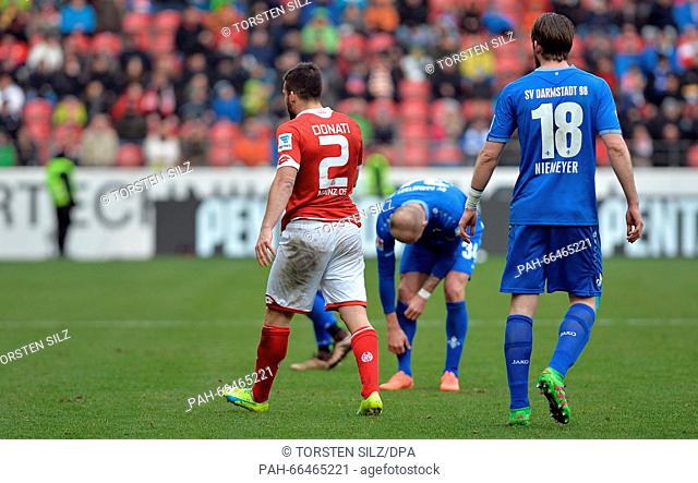 Mainz's Giulio Donati (l) leaves the pitch after his red card during the German Bundesliga football match between FSV Mainz 05 and Darmstadt 98