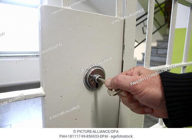 13 November 2018, Thuringia, Hohenleuben: A prison officer puts a key into a lock in the Hohenleuben correctional facility