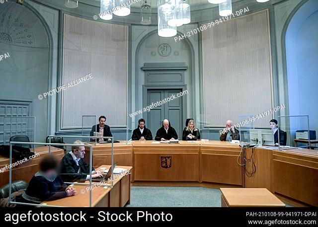 08 January 2021, Schleswig-Holstein, Kiel: The 32-year-old defendant (l) in the trial for attempted manslaughter who allegedly poisoned her father out of fear...