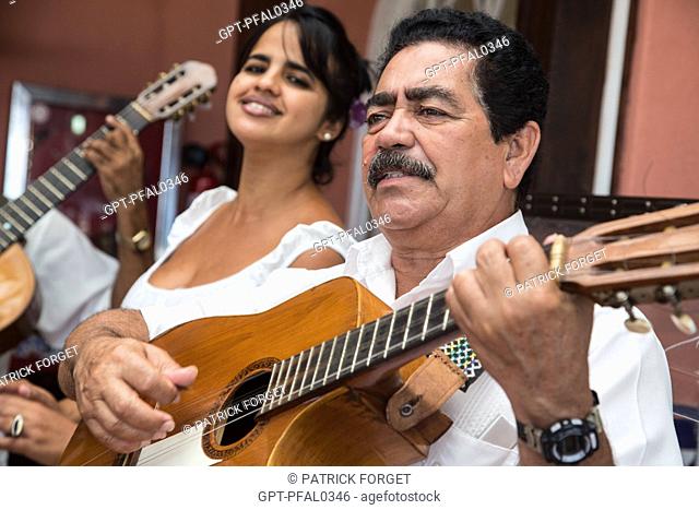 CUBAN MUSICIANS IN THE OLD TOWN (HABANA VIEJA), HAVANA, CUBA, THE CARIBBEAN