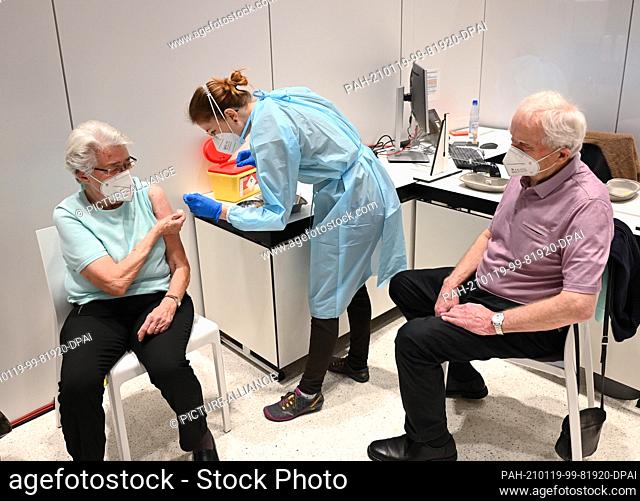 19 January 2021, Hessen, Wiesbaden: Marielotte Kilian (87, l) and Richard Kilian (86, r) from Wiesbaden-Schierstein are vaccinated with the Biontech/Pfizer...
