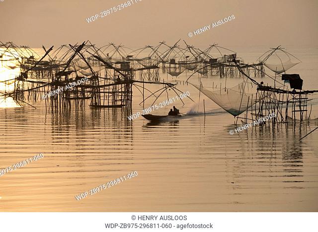 Thailand, Phatthalung, Shore-operated lift net, Fishermen on boat, Sunrise // PÛche au carrelet, Lever du soleil, Sud Tha'lande