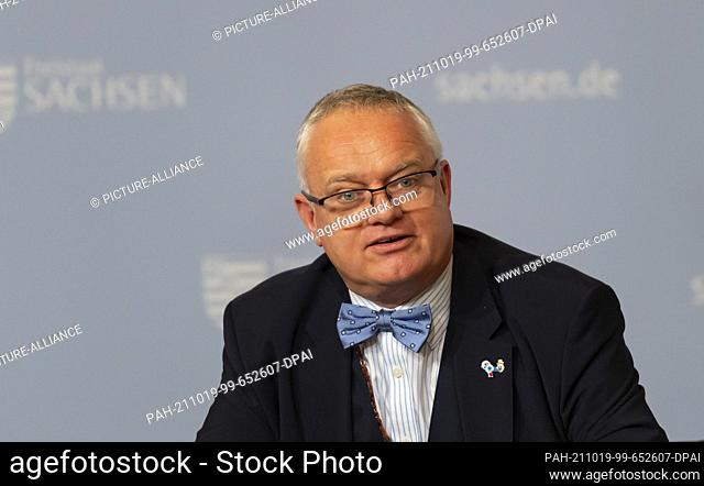19 October 2021, Saxony, Dresden: Thomas Rechentin, head of office at the State Ministry of the Interior, informs the media at a press conference