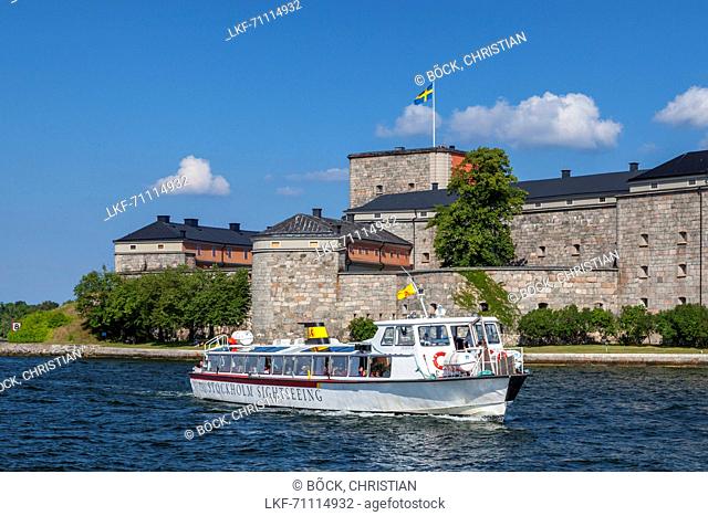 Boat of Stockholm sightseeing in front of fortress Kastell in Vaxholm, Stockholm archipelago, Uppland, Stockholms land, South Sweden, Sweden, Scandinavia