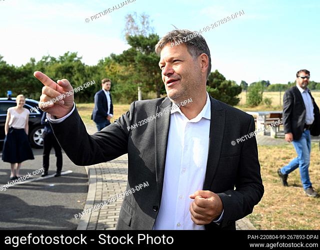 28 July 2022, Saxony-Anhalt, Mosigkauer Heide: Robert Habeck (Bündnis 90/Die Grünen), Federal Minister for Economic Affairs and Climate Protection