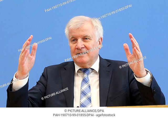 10 July 2019, Berlin: Horst Seehofer (CSU), Federal Minister of the Interior, Building and Home Affairs, presents the results of the commission ""Equivalent...