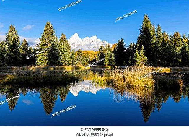 USA, Wyoming, Grand Teton National Park, view to Teton Range with Snake River in the foreground